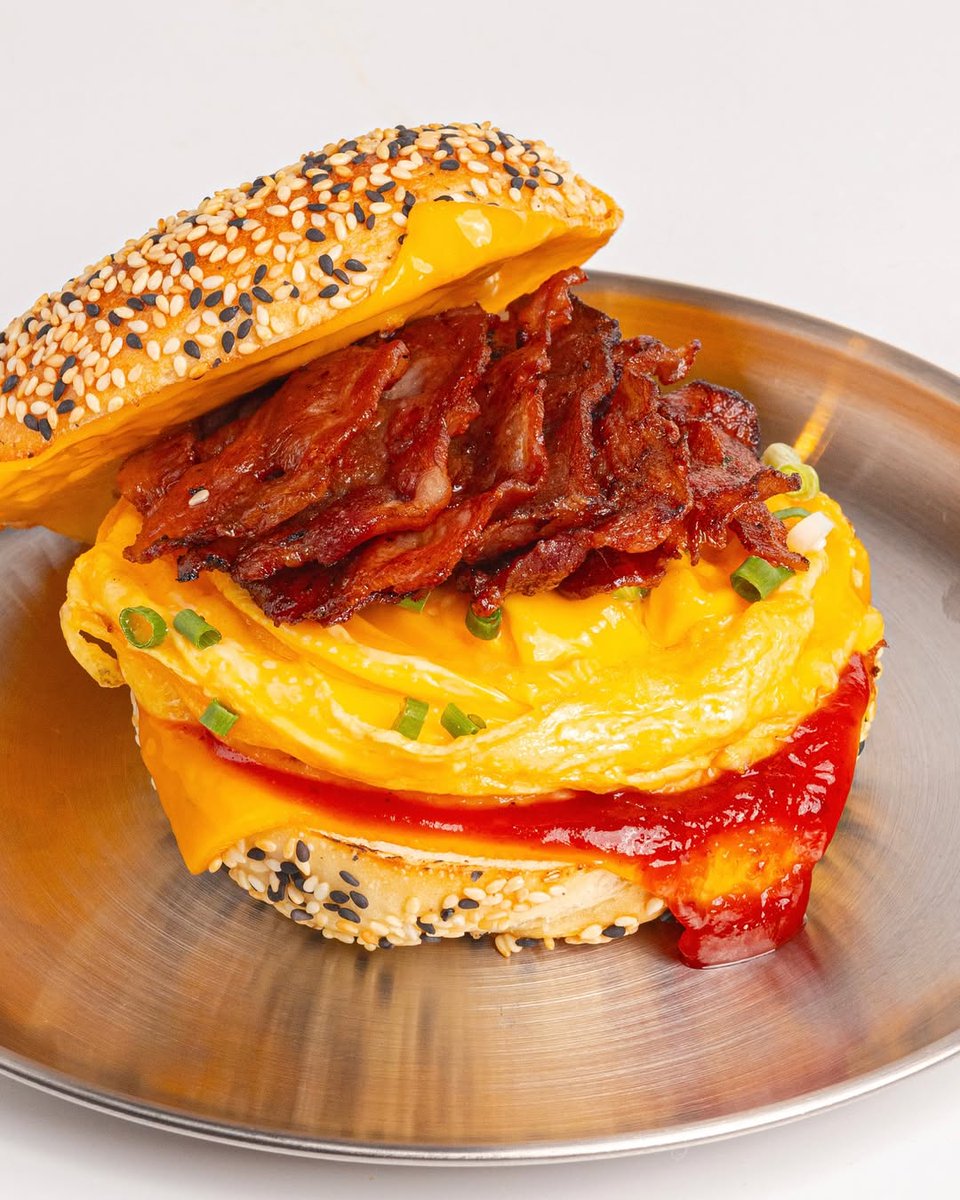 sc_asset's tweet photo. #SCHOPPER สาขาแรกในไทย! เบเกิ้ลเจ้าดังจากสิงคโปร์ Two Men Bagel House BKK เบเกิ้ลเนื้อหนึบ มีหลากหลายไส้ ชิ้นใหญ่มาก รสชาติดี อร่อย
📍ซ.ยมราช ถนนศาลาแดง (เปิดทุกวัน 7.15-16.00 น.)
#SCASSET #SilomNeighborhood #TwoMenBagelHouseBKK https://t.co/lk9Jj4GBso