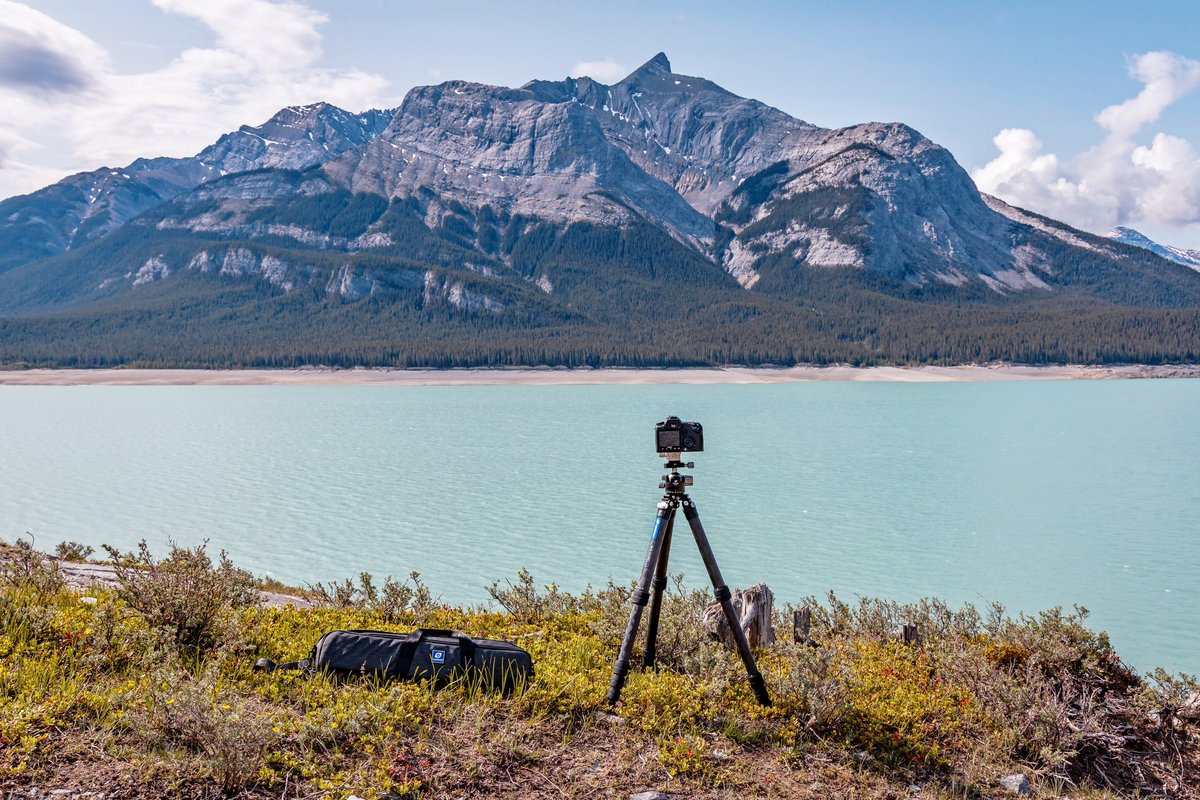 Widetrade_JP's tweet image. 写真家DanSchykulskiが作品づくりの“相棒”に選ばれた三脚。カナディアンロッキーの極限環境でもブレない一枚を。
LQ-365C × LH-47
✔️ 強風対応カーボン脚（36mm）
✔️ 超ローアングル対応・逆さ設置OK
✔️ 193cm・15kg耐荷重・金属スパイク付
🔗item.rakuten.co.jp/widetrade/4573…
#カメラ機材  
#三脚 #photogear