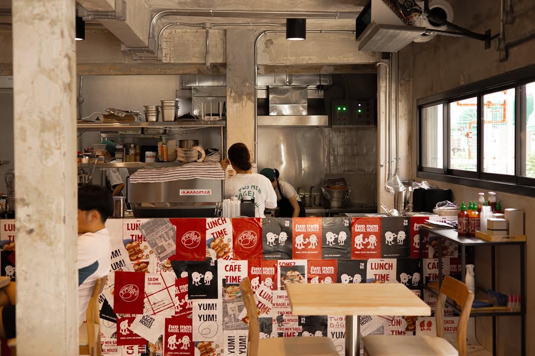 sc_asset's tweet photo. #SCHOPPER สาขาแรกในไทย! เบเกิ้ลเจ้าดังจากสิงคโปร์ Two Men Bagel House BKK เบเกิ้ลเนื้อหนึบ มีหลากหลายไส้ ชิ้นใหญ่มาก รสชาติดี อร่อย
📍ซ.ยมราช ถนนศาลาแดง (เปิดทุกวัน 7.15-16.00 น.)
#SCASSET #SilomNeighborhood #TwoMenBagelHouseBKK https://t.co/lk9Jj4GBso