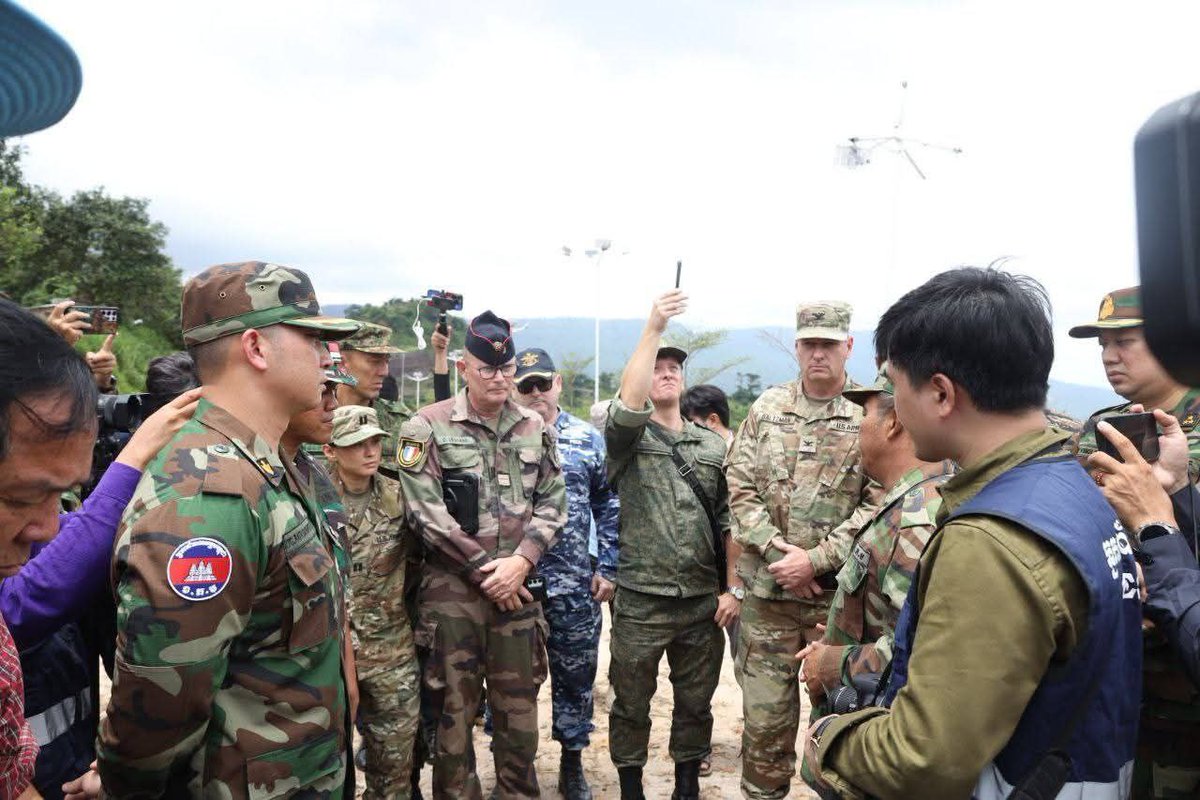 noansereiboth's tweet image. Senior officials from the Cambodian Ministry of National Defense led military attachés from major powers, ASEAN member states, and representatives from 13 countries in total to inspect the actual situation on the An Ses battlefield in Preah Vihear province.