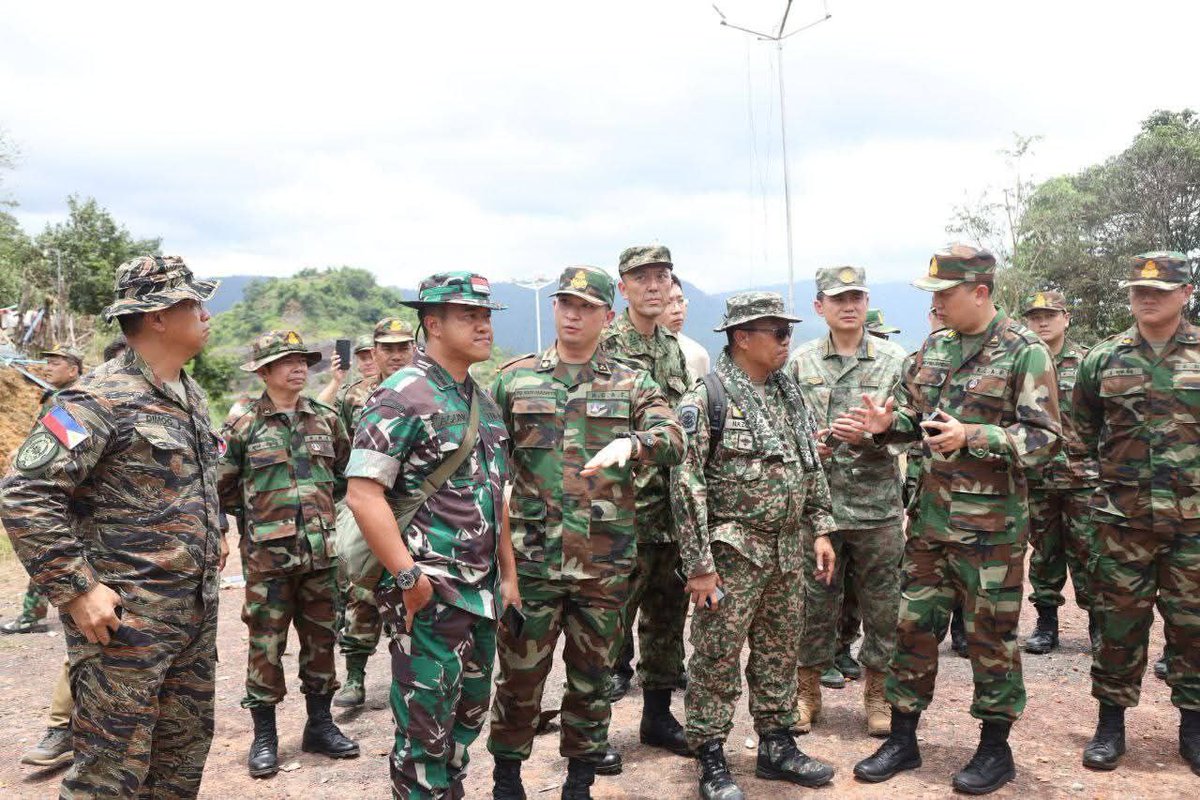 noansereiboth's tweet image. Senior officials from the Cambodian Ministry of National Defense led military attachés from major powers, ASEAN member states, and representatives from 13 countries in total to inspect the actual situation on the An Ses battlefield in Preah Vihear province.