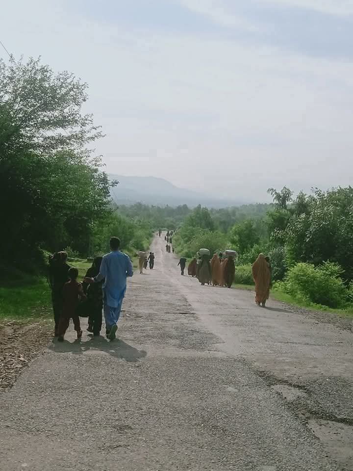 Hate_Tracker_'s tweet image. Bajaur KPK 🇵🇰 

Napak army&apos;s so called Anti terror op against TTP is going on.

Multiple civ inc children &amp;amp; women died in Napak army&apos;s firing &amp;amp; shelling. 

Civilians are now migrating, to safe areas.
#FailedStatePakistan