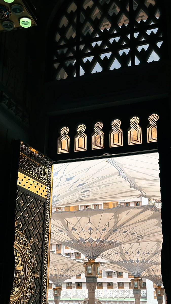 madinah2_0's tweet photo. أحدثكم عن شعوري المديني:
في المدينة وُلدت، وفيها نشأت، وما حبّها إلا نعمةٌ عظيمةٌ
أحمد الله عليها كل حين، كل سفرٍ عنها ضيق، وكل عودةٍ إليها حياة، أفهم تمامًا غصّة الزائر حين يغادر، فهي وجعٌ أعرفه
إن غبت عنها ولو ليوم، فالمدينة لا تُغادر القلب وإن غادرتها الأقدام،في طرقاتها سكينة، وفي نسيمها طمأنينة، وفي كل ركنٍ منها ذكرى لا تُنسى .. هي موطن الروح، ومهوى الفؤاد
وملاذ القلب إذا ضاق.

اللهم لا تحرمنا سُكنى المدينة، واجعل لنا فيها قرارًا ومسكَنًا دائمًا، ومدفنًا مباركًا، وارزقنا حسن الجوار لنبيكﷺ
وارزق زوّارها إقامةً فيها بخيرٍ وطمأنينة، وبلّغهم ما تمنت قلوبهم، وما خفي من دعواتهم🤍.