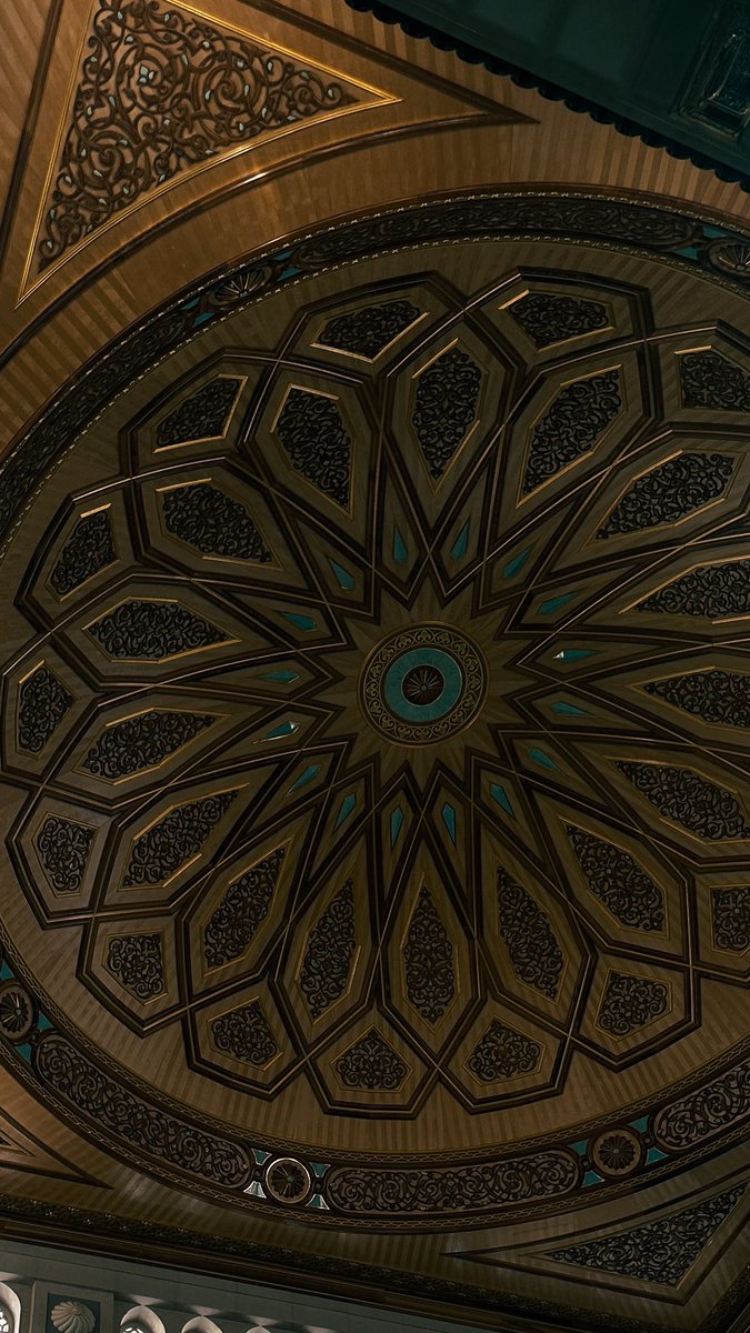 madinah2_0's tweet photo. أحدثكم عن شعوري المديني:
في المدينة وُلدت، وفيها نشأت، وما حبّها إلا نعمةٌ عظيمةٌ
أحمد الله عليها كل حين، كل سفرٍ عنها ضيق، وكل عودةٍ إليها حياة، أفهم تمامًا غصّة الزائر حين يغادر، فهي وجعٌ أعرفه
إن غبت عنها ولو ليوم، فالمدينة لا تُغادر القلب وإن غادرتها الأقدام،في طرقاتها سكينة، وفي نسيمها طمأنينة، وفي كل ركنٍ منها ذكرى لا تُنسى .. هي موطن الروح، ومهوى الفؤاد
وملاذ القلب إذا ضاق.

اللهم لا تحرمنا سُكنى المدينة، واجعل لنا فيها قرارًا ومسكَنًا دائمًا، ومدفنًا مباركًا، وارزقنا حسن الجوار لنبيكﷺ
وارزق زوّارها إقامةً فيها بخيرٍ وطمأنينة، وبلّغهم ما تمنت قلوبهم، وما خفي من دعواتهم🤍.