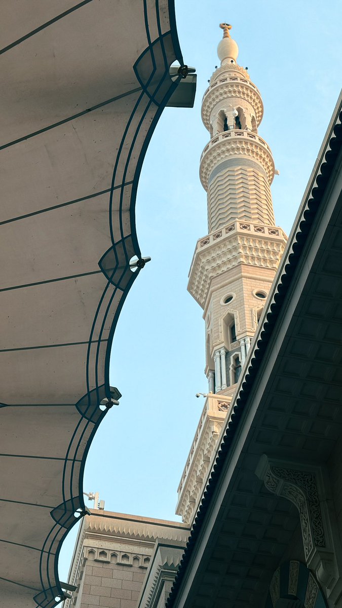 madinah2_0's tweet photo. أحدثكم عن شعوري المديني:
في المدينة وُلدت، وفيها نشأت، وما حبّها إلا نعمةٌ عظيمةٌ
أحمد الله عليها كل حين، كل سفرٍ عنها ضيق، وكل عودةٍ إليها حياة، أفهم تمامًا غصّة الزائر حين يغادر، فهي وجعٌ أعرفه
إن غبت عنها ولو ليوم، فالمدينة لا تُغادر القلب وإن غادرتها الأقدام،في طرقاتها سكينة، وفي نسيمها طمأنينة، وفي كل ركنٍ منها ذكرى لا تُنسى .. هي موطن الروح، ومهوى الفؤاد
وملاذ القلب إذا ضاق.

اللهم لا تحرمنا سُكنى المدينة، واجعل لنا فيها قرارًا ومسكَنًا دائمًا، ومدفنًا مباركًا، وارزقنا حسن الجوار لنبيكﷺ
وارزق زوّارها إقامةً فيها بخيرٍ وطمأنينة، وبلّغهم ما تمنت قلوبهم، وما خفي من دعواتهم🤍.
