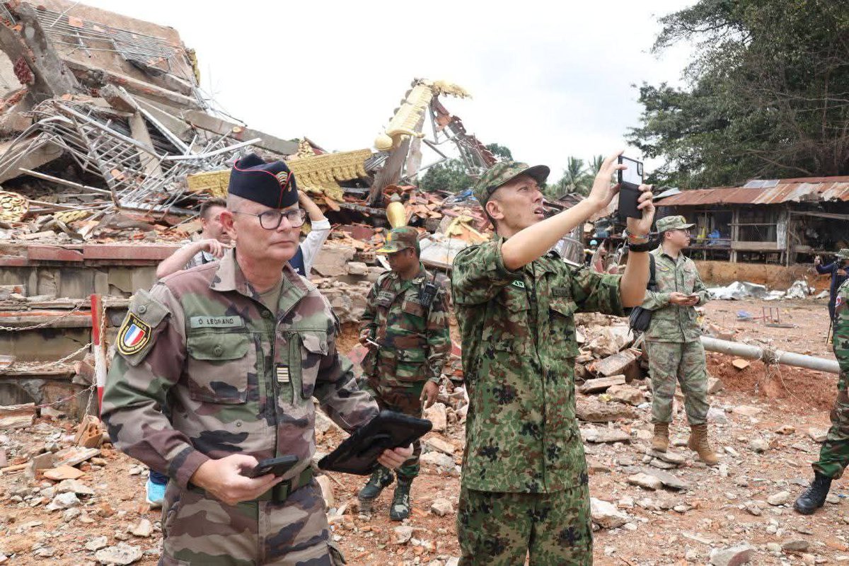 noansereiboth's tweet image. Senior officials from the Cambodian Ministry of National Defense led military attachés from major powers, ASEAN member states, and representatives from 13 countries in total to inspect the actual situation on the An Ses battlefield in Preah Vihear province.