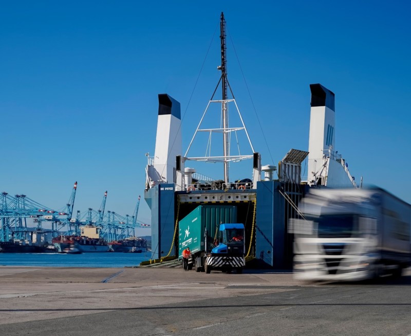 REVISTA F&H (@revistafyh) on Twitter photo Aumenta el #tráfico ro-ro en el puerto de <a href="/PuertoAlgeciras/">Puerto de Algeciras</a> en junio
El tráfico de #camiones que cruza el #Estrecho de #Gibraltar en las líneas que conectan el puerto de #Algeciras con el norte de #África se ha situado en 40.908 en el pasado mes de junio.
fyh.es/crece-el-trafi… Aumenta el #tráfico ro-ro en el puerto de <a href="/PuertoAlgeciras/">Puerto de Algeciras</a> en junio
El tráfico de #camiones que cruza el #Estrecho de #Gibraltar en las líneas que conectan el puerto de #Algeciras con el norte de #África se ha situado en 40.908 en el pasado mes de junio.
fyh.es/crece-el-trafi…
