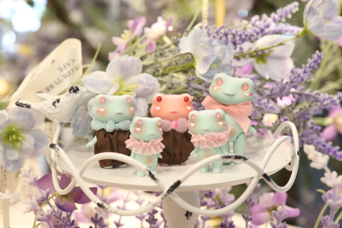 ハートメイクの🐸、🩷が一匹しかいないので、ちょっと集合のバランスが悪い…けど、このメイク普通に買えないしなぁ…（増やすとは言ってない）