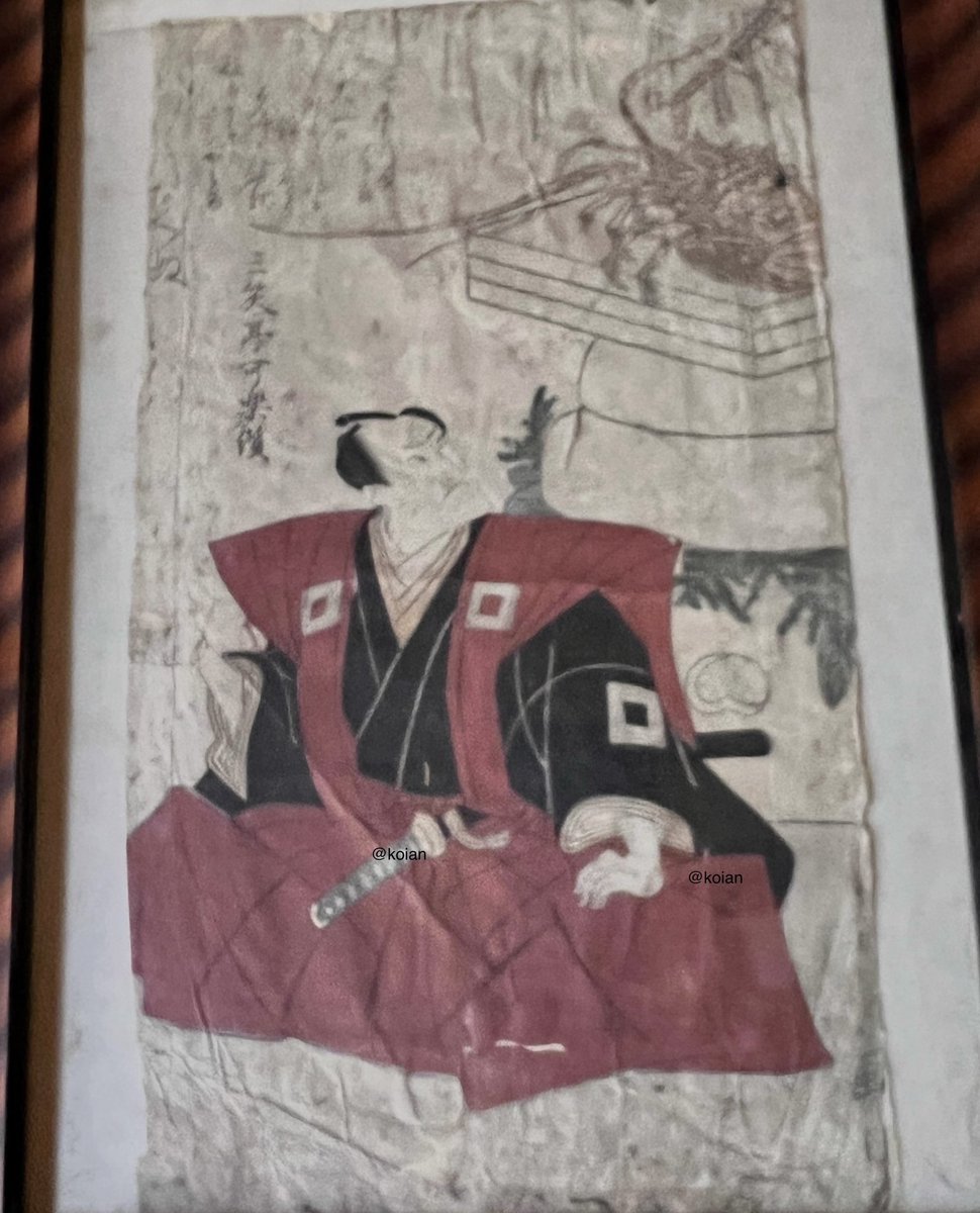 koian2023's tweet photo. こちらの衣装はまさに「団十郎茶」のような色合いです。後ろには海老🦐の姿も見えます。三笑亭可楽は落語家で、当代は九代目です。海老に加え、家紋の「枡」も市川家の三升紋を思わせる役者絵ですね。
🇯🇵 #Yakushae #Ukiyoe #KabukiActor #NishikiE #JapaneseWoodblockPrints 鯉庵所蔵 https://t.co/sbzf0HQTXi