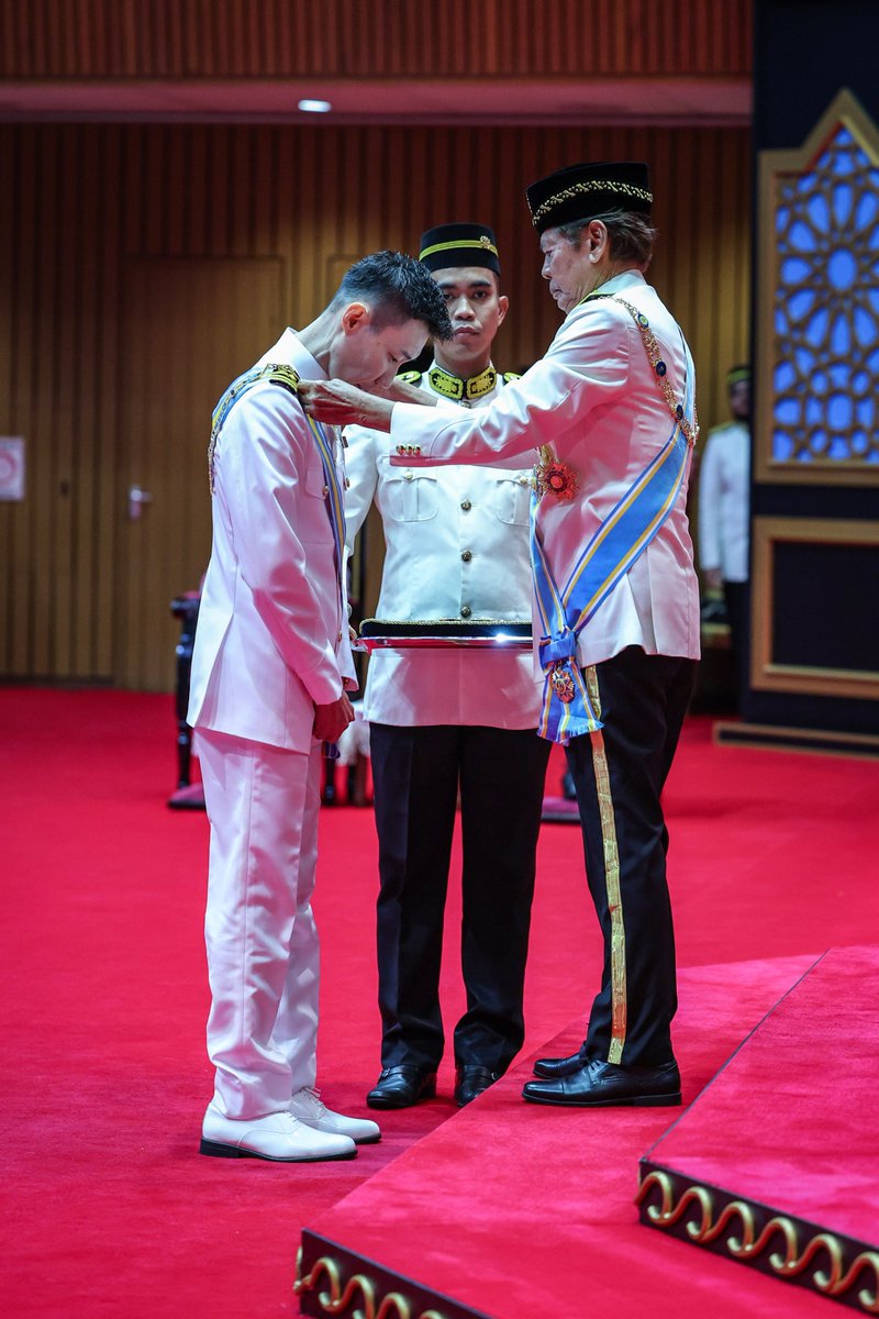 SinarOnline's tweet photo. Lee Chong Wei kini bawa gelaran Datuk Seri
Lee Chong Wei menerima kurnia Darjah Gemilang Pangkuan Negeri (DGPN) yang membawa gelaran Datuk Seri.
Artikel: https://t.co/YBBTwt30fT
Foto: Bernama/StadiumAstro
#SinarHarian #beritaterkini #DatukSeri
#LeeChongWei https://t.co/oa10JX1QRE