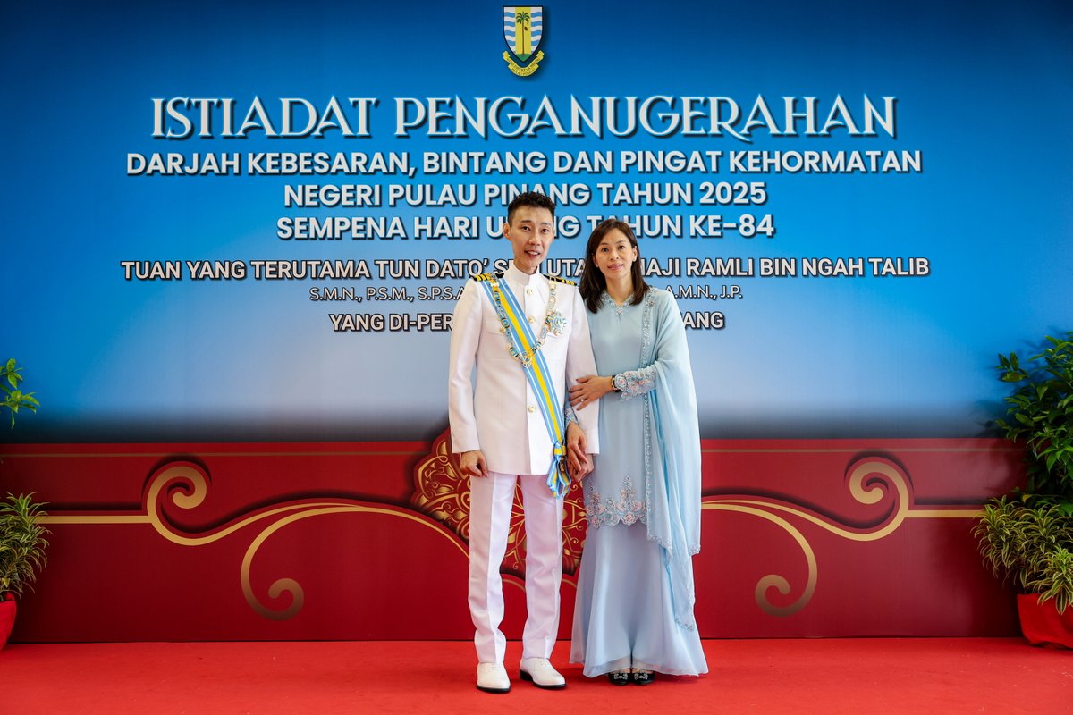 SinarOnline's tweet photo. Lee Chong Wei kini bawa gelaran Datuk Seri
Lee Chong Wei menerima kurnia Darjah Gemilang Pangkuan Negeri (DGPN) yang membawa gelaran Datuk Seri.
Artikel: https://t.co/YBBTwt30fT
Foto: Bernama/StadiumAstro
#SinarHarian #beritaterkini #DatukSeri
#LeeChongWei https://t.co/oa10JX1QRE