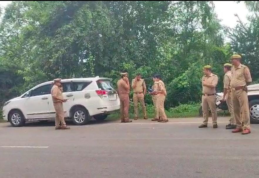 #Barabanki -झाड़ियों में मिला महिला सिपाही का शव,सुबेहा थाने में तैनात थी मृतका विमलेश,हाईवे किनारे झाड़ियों में शव मिलने से सनसनी,महिला सिपाही की हत्या की जताई गई आशंका,मसौली थाना क्षेत्र के बिंदौरा पुल के पास की घटना <a href="/Barabankipolice/">Barabanki Police</a> <a href="/igrangeayodhya/">IG Range Ayodhya</a> <a href="/adgzonelucknow/">ADG Zone Lucknow</a> <a href="/Uppolice/">UP POLICE</a>