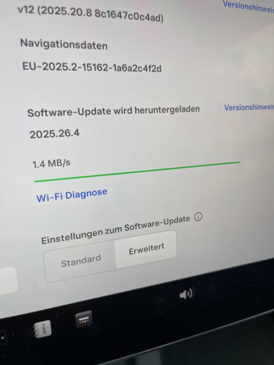 Vorgestern 2025.20.8 installiert, im Anschluss das Kartenupdate wohl pausiert, weil gleiche Version und heute Morgen kommt das😅