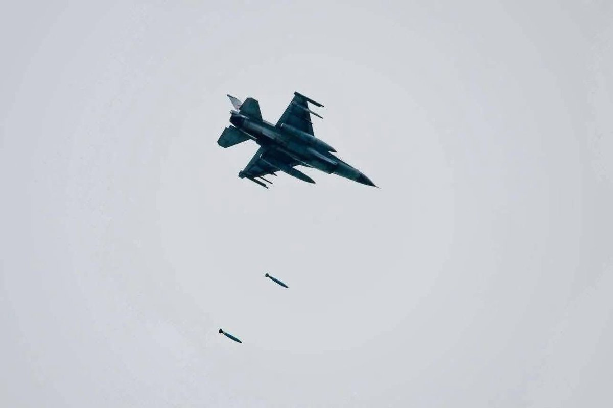 lenglengg_____'s tweet photo. Defend? Border issues? Thai military🇹🇭—do you really think you can fool the world while international law exists?

These types of weapons are meant to fight terrorism, not to invade Cambodia. Cambodia has been hit with them—along with airborne toxic gas. These weapons directly violate international laws that protect civilians during conflict. They’re not just for combat—they cause long-term harm to human life and the environment in Cambodia.🇰🇭

#ExposeThailandLies  #TruthForCambodia