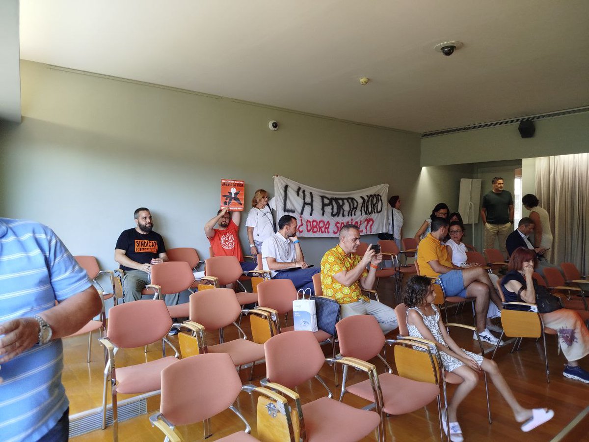 Sindicat de Llogateres i Llogaters (@sindicatlloguer) on Twitter photo 🎉 El ple Sant Just Desvern dona suport a les reivindicacions dels llogaters de <a href="/destapemlacaixa/">Destapem La Caixa</a>.
Ja són 11 ajuntaments que demanen:
⛔️ Que s'aturin les expulsions de llogaters
🏡 Que els pisos passin a mans de l'administració i siguin públics i protegits per sempre 🎉 El ple Sant Just Desvern dona suport a les reivindicacions dels llogaters de <a href="/destapemlacaixa/">Destapem La Caixa</a>.
Ja són 11 ajuntaments que demanen:
⛔️ Que s'aturin les expulsions de llogaters
🏡 Que els pisos passin a mans de l'administració i siguin públics i protegits per sempre