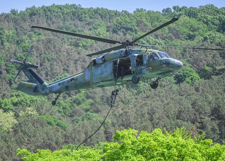 DefenseMirror's tweet photo. South Korea Upgrades Army UH-60 Helicopters With New Internal Water Tanks::

https://t.co/CKic3FjKkL

#UH60 #DAPA #SouthKoreaDefense #MilitaryUpgrade #FirefightingHelicopter #BambiBucket #HelicopterNews #DisasterResponse #AerialFirefighting #DefenseNews https://t.co/xDkhY6931T