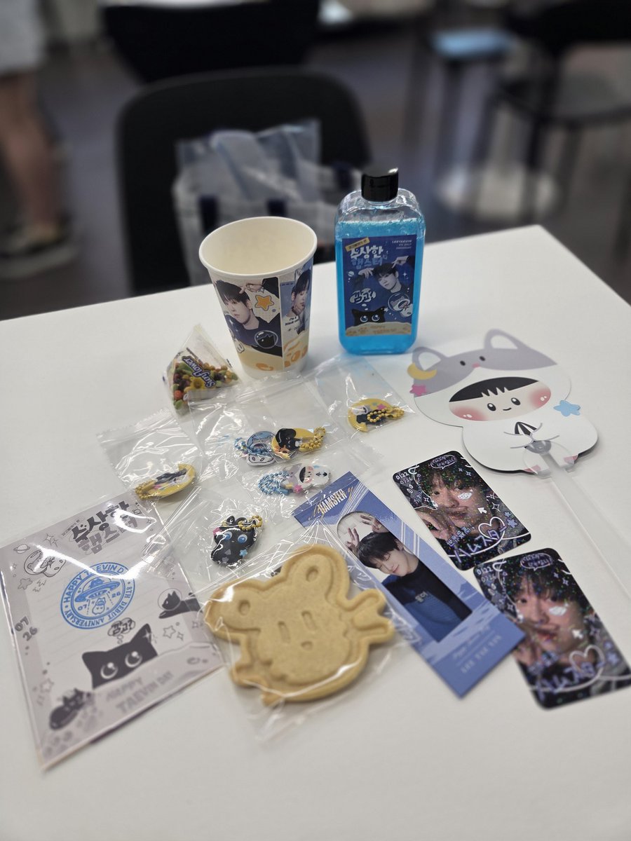 늦게 가서 럭드가 다 소진되어 참여는 못했지만 키링 드볼은 성공한!!😆 네컷 프레임두 넘나 귀여워서 두가지 버전 다 찍고 왔다는🥰💙 
더운 날씨에두 데뷔 카페 준비해 주셔서 넘 감사합니다🙇‍♀️

#깜고별에서온_태빈이의_8주년 #TAEVIN_8th_Anniversary #이태빈 #LEETAEVIN