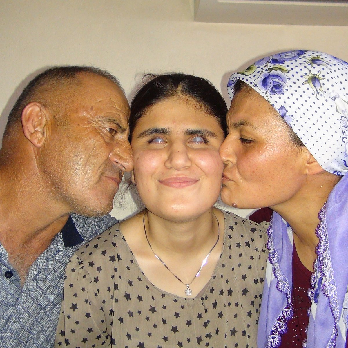 pusholder's tweet photo. İlkokul mezunu annesinin soruları okuyarak çalıştırdığı doğuştan görme engelli Nazalin Selvi, üniversite sınavında ilk 10.000'e girdi. https://t.co/t1ZpDFYTFG