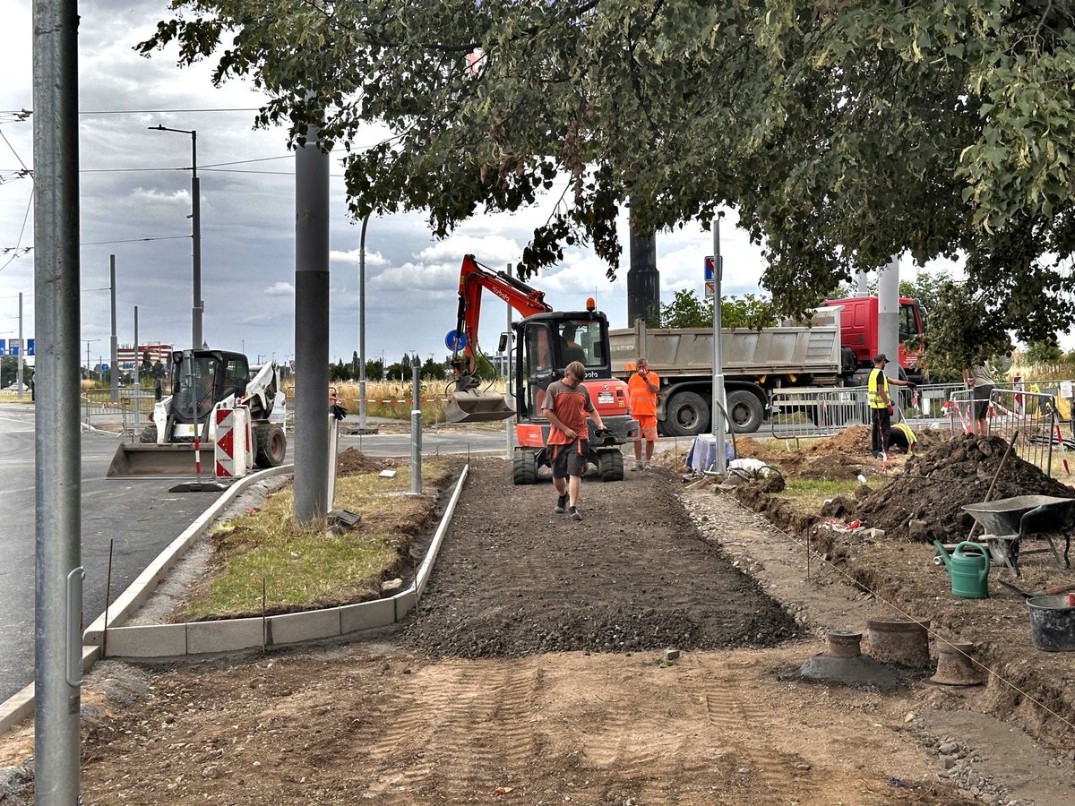 🚧 Rekonstrukce křižovatky Tupolevova–Beranových v <a href="/nase_letnany/">Naše Letňany (oficiální)</a> bude do konce prázdnin! 

Můžete čekat nový povrch, světelnou signalizaci, širší chodníky, dělicí pás a zkrácené přechody. 🚸

Úpravy zvýší bezpečnost chodců, zajistí bezpečný pohyb osob ZTP i cyklistů. 🚴‍♀️