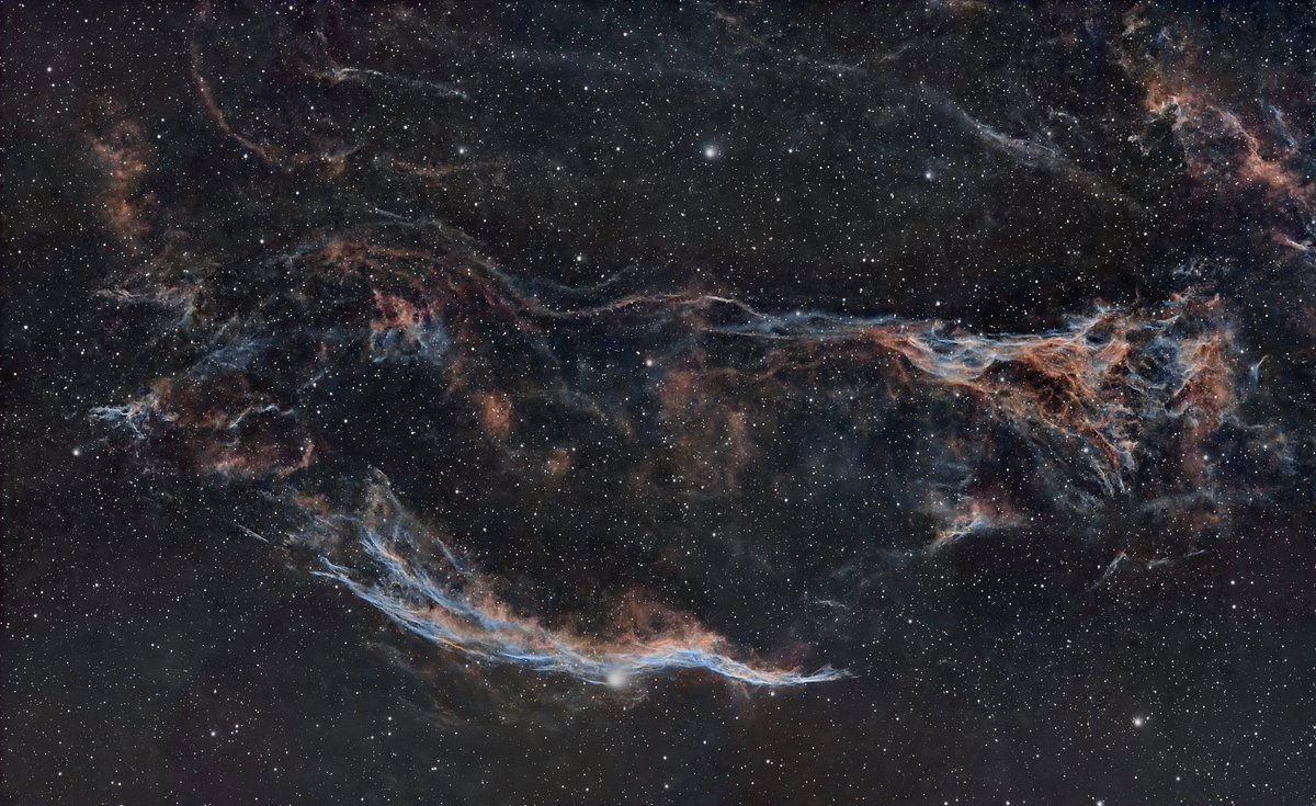 網状星雲の西側を構成するNGC6960 (「魔女のほうき」)とNGC6979 (「ピッカリングの三角」)の複雑な美しさをとらえた高解像画像。
Vespera Pro
マルチナイト撮影
15秒露光×4,400枚をスタック(18時間20分)
ゲイン: 19dB
デュアルバンドフィルター使用
Michel Chrétien撮影
sightronjapan-vaonis.com/products/vespe…