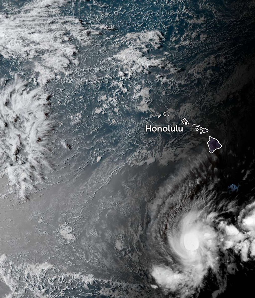 Never thought I’d say this—
A tsunami is about to roll underneath a full-blown hurricane in the Pacific.
Extremely rare setup. Don’t think I’ve ever seen anything like it.

#Honolulu
