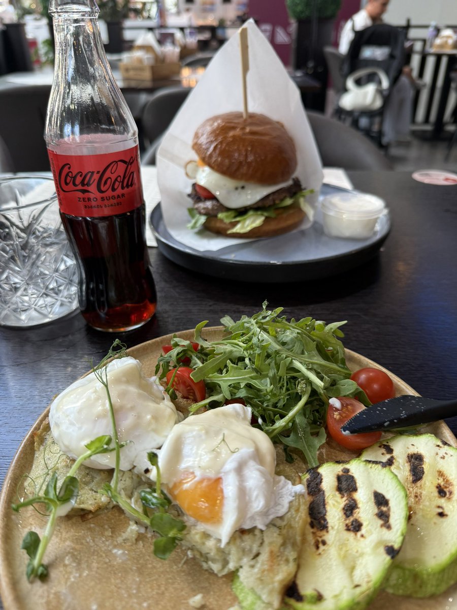 Прекрасный оверпрайсный аэропортский завтрак, к путешествую официально готов