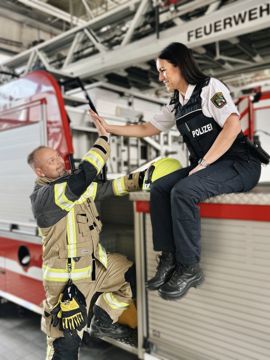 🤝 Zusammenhalt, Unterstützung, Verlässlichkeit - Wenn´s brenzlig wird, können wir immer aufeinander bauen 💪. Am heutigen #TagderFreundschaft sagen wir #DANKE an alle Blaulichtfreunde &amp; -kollegen, mit denen wir im Einsatz Schulter an Schulter arbeiten. #Teamwork #gemeinsamstark