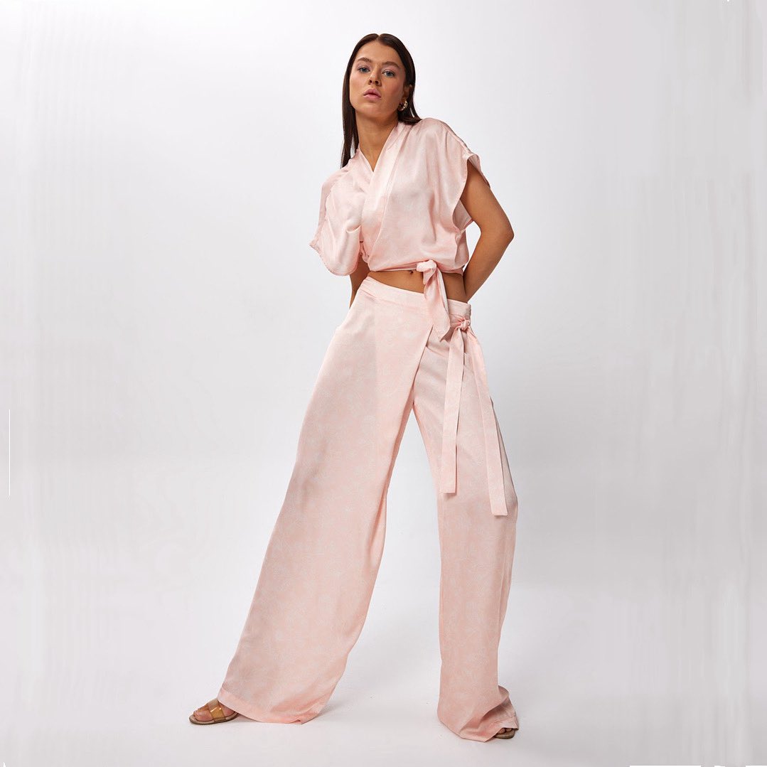 Ultra cool bir görünüm! 

#Batik #BatikKadını #SıcakYaz #SS25