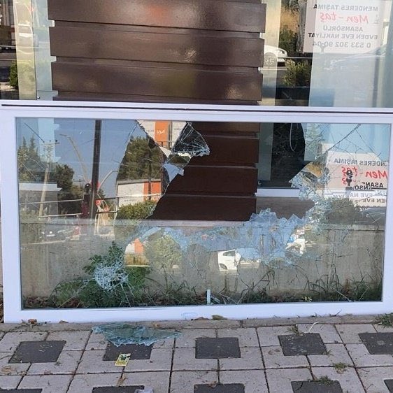 İzmir, Menderes’te bulunan Kent Lokantası’na gece yarısı saldırı gerçekleşti.

Camlar, kapılar, sandalyelere, tavan döşemelerine kadar zarar veren Şerefsizler yakalanarak gözaltına alındı.