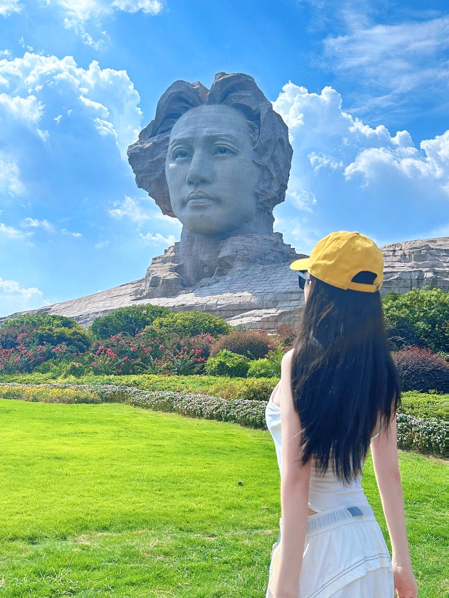 odea_b's tweet photo. A short trip to Orange Island in Changsha, China, the great statue of Chairman Mao, gave me a great shock. https://t.co/MdVJHPX4x6
