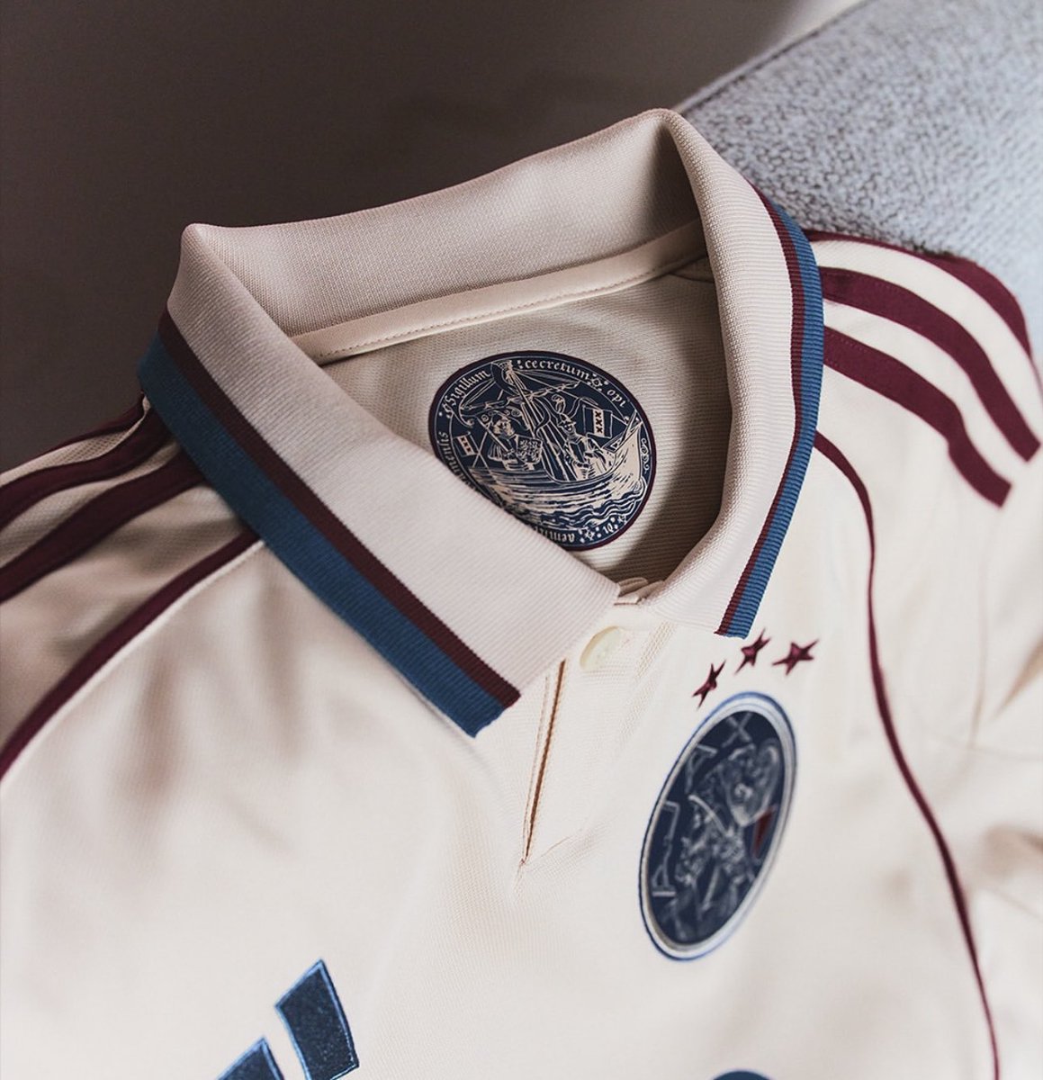 🚨𝑺𝑯𝑰𝑹𝑻 𝑨𝑳𝑬𝑹𝑻: The new Ajax third shirt.

What do you think? 🤔