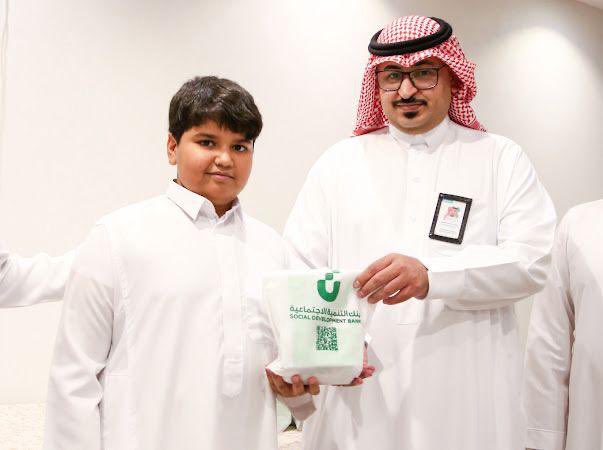 في أجواء مليئة بالعطاء والمسؤولية الاجتماعية، اختتمنا محاضرة التوعية حول أهمية الادخار، حيث تم توزيع الهدايا على الأيتام لإدخال الفرح على قلوبهم، كما تم تكريم البنك بدرع تذكاري من قبل الجمعية تقديرًا لدعمه المستمر. شرفنا بالحضور الكريم لمدير البنك الأستاذ جمال يوسف، الذي أكد