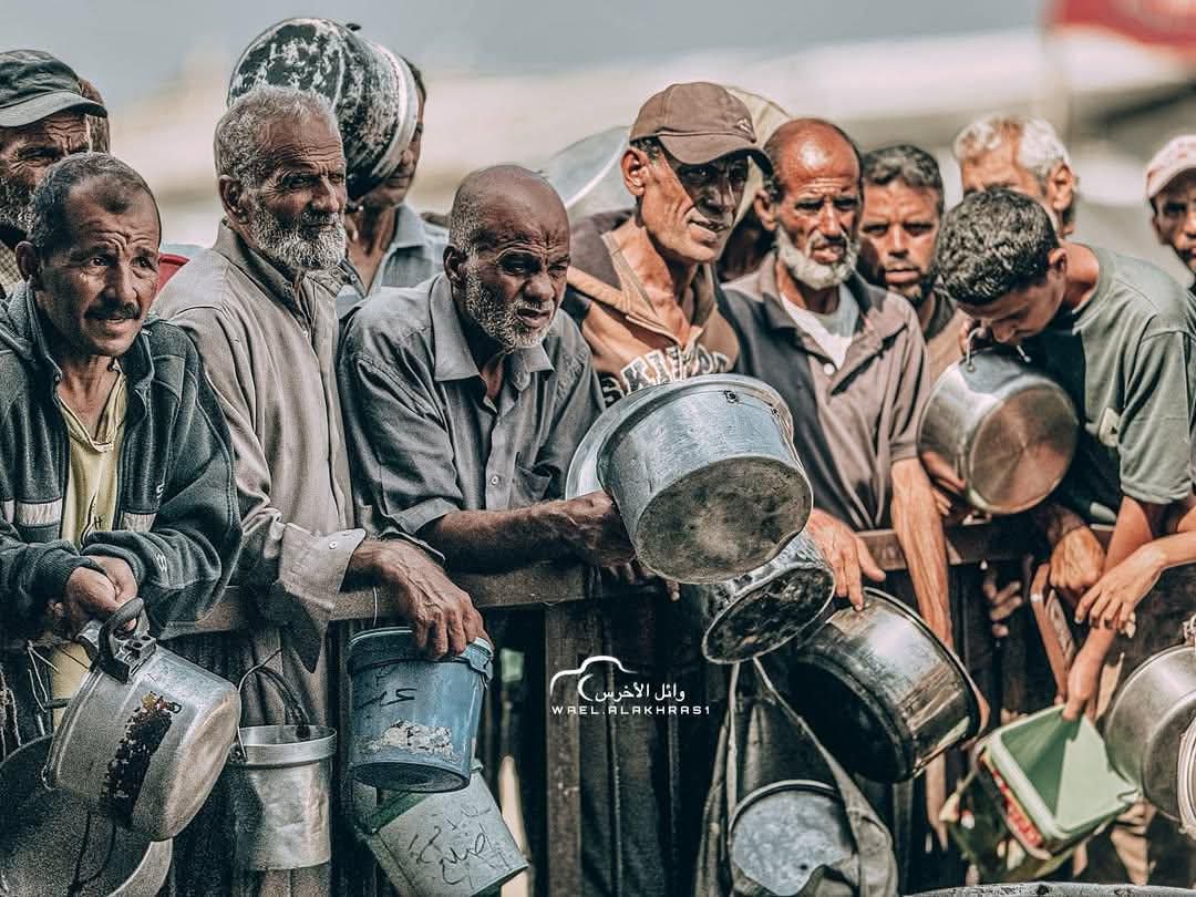 الطابور في غزة...
أطول من ليلها،
أبطأ من هدنتها،
أقسى من جراحها،
وأصدق من نشرات الأخبار.