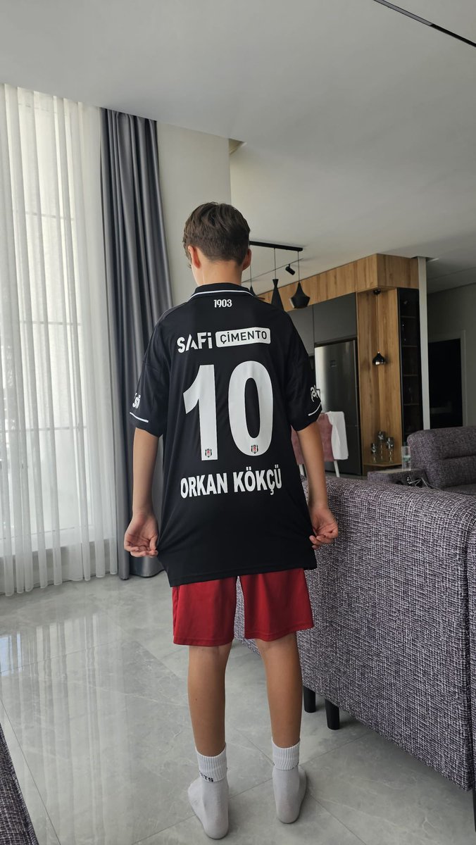 MesciGunkut's tweet photo. @Besiktas @BJKKartalYuvasi 
Geçen hafta oğluma söz verdiğim için @OrkunKokcu forması aldım. Ancak Kartal Yuvası formanın üzerine Orkun yerine “Orkan” yazmış. Çocuğum hayranı olduğu oyuncunun formasını almanın sevincini yaşayamadan hayal kırıklığına uğradı. https://t.co/JjlaLYWo5Q