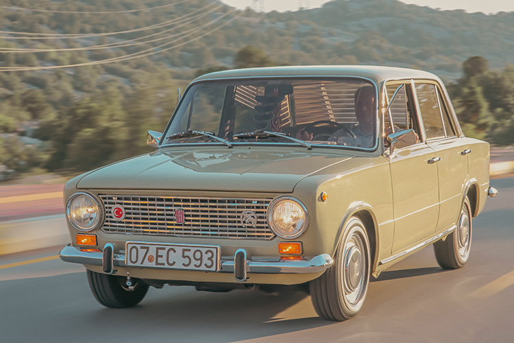 Yıllarca Türk yoğurdunu ABD'lilere "Yunan Yoğurdu" diye satarak zengin olan köylü kurnazı Hamdi Ulukaya <a href="/hamdiulukaya/">Hamdi Ulukaya</a> ;
yıllarca İtalyan hurdasını Türklere araba diye satan köylü kurnazı Ali Koç <a href="/kocholding/">Koç Holding</a> ile elele vermiş "Türkiyeli" masalları okuyor Millete.
#yerseniz ,