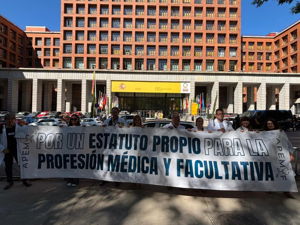 APEMYF se concentra frente al Ministerio de Sanidad -  simega.org/?p=17781