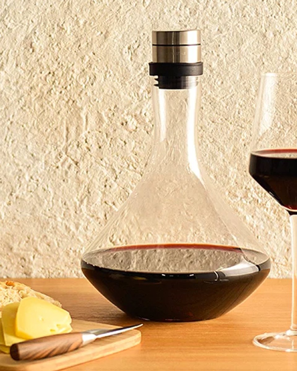 Agora se a especialidade dele é vinhos, que tal surpreender com um decanter?

A peça libera aromas e deixa o momento na memória.

is.gd/vpfQs4