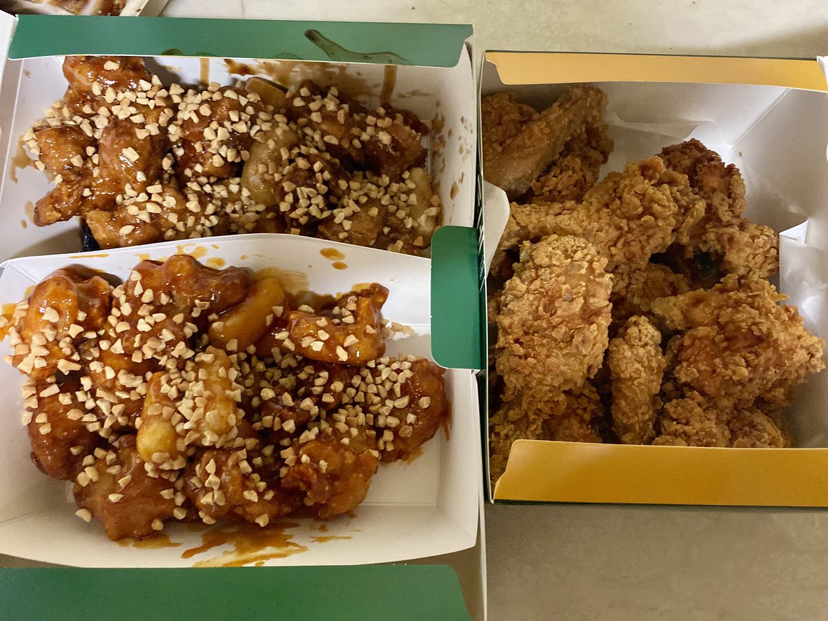 복날이라 가족들 먹으라고 닭강정 사왔는데 엄마도 치킨 사옴