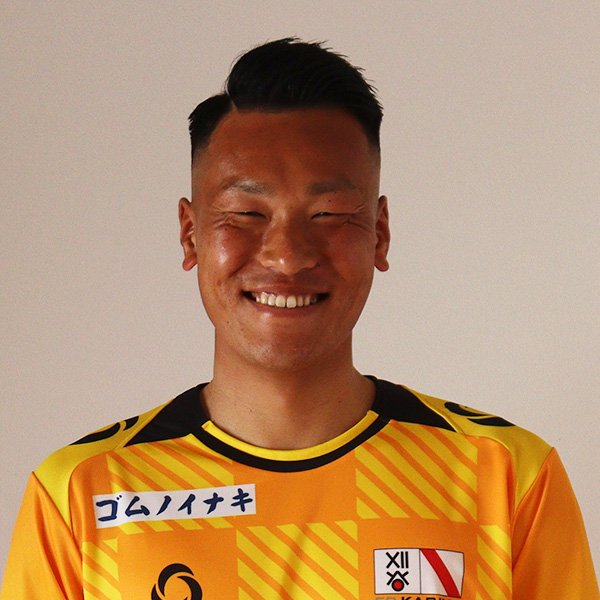21.兒島拓哉(コジマタクヤ)
柔と剛を兼ね備えた人。迫力のあるセービング、ロングキックの飛距離、チームを奮い立たせる声、関西弁、どれも力強い。でも子どもやサポーターと話す時の柔らかい表情や接し方、中間の選手に落とすミドルパスは柔らかい。チームのために振る舞える凄さ。
#FC刈谷選手紹介