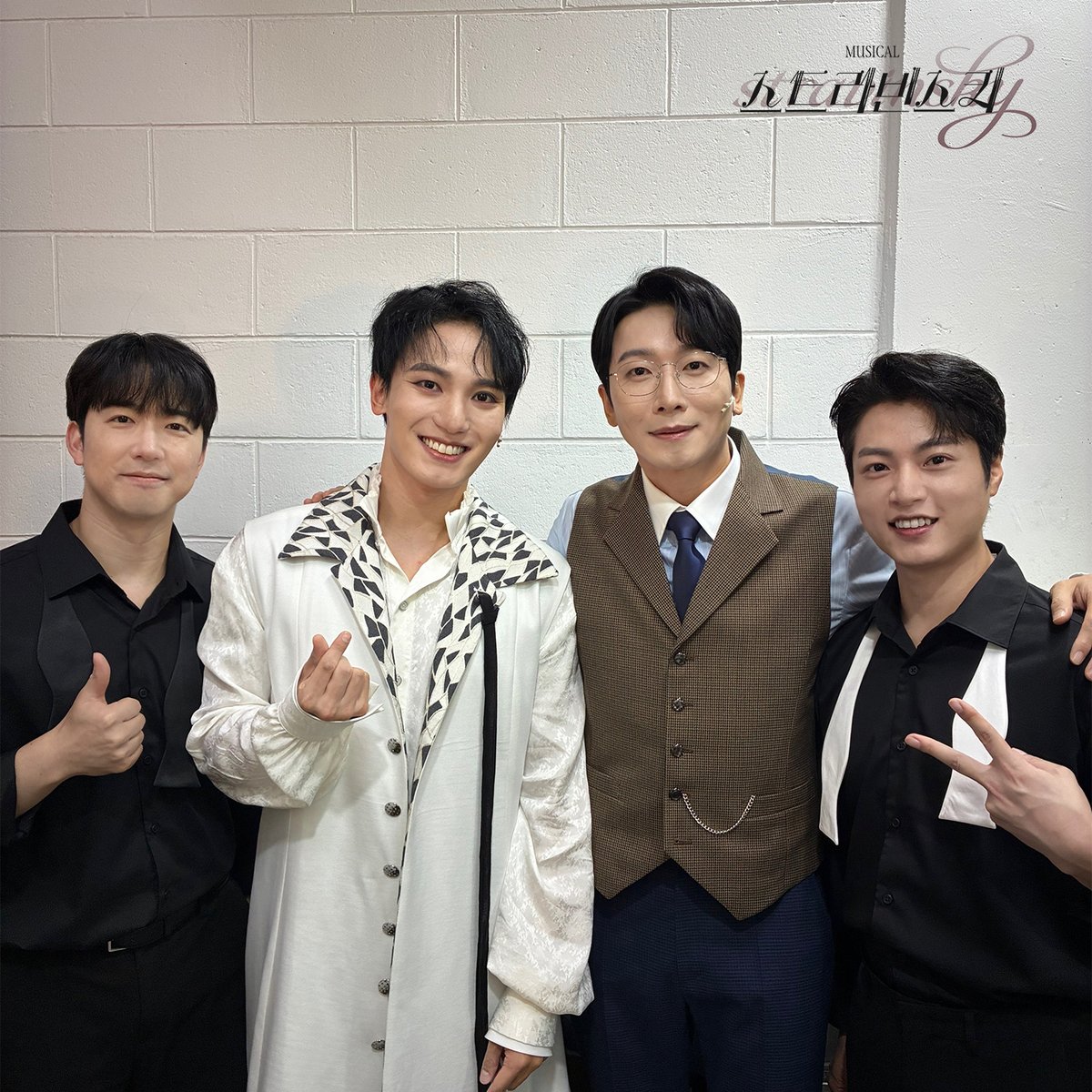 현대 음악의 차르
#뮤지컬 #스트라빈스키

𝚂𝚃𝚁𝙰𝚅𝙸𝙽𝚂𝙺𝚈 𝙿𝙰𝙸𝚁 𝙿𝙷𝙾𝚃𝙾 🎹
#첫공페어사진 공개

천재 작곡가가 새롭게 써 내려갈,
그 세 번째 악장

스트라빈스키 | #성태준
슘 | #서영택
백건 | #성찬경
흑건 | #강홍준

-
𝟸𝟶𝟸𝟻.𝟶𝟽.𝟸𝟾-𝟷𝟶.𝟷𝟸
대학로 TOM 2관