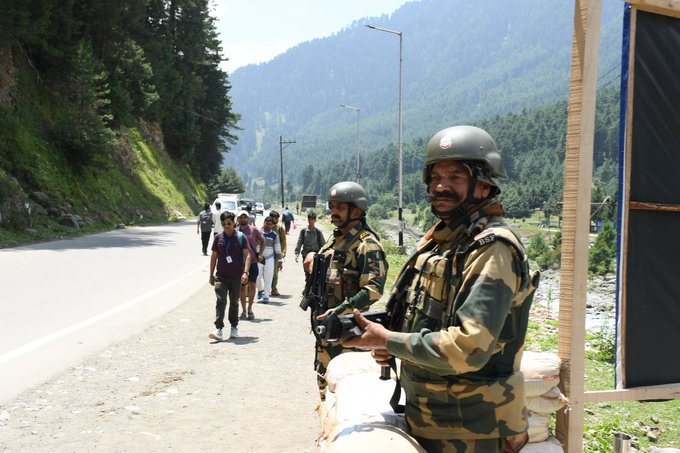 🇮🇳#OperationShivShakti:Major success for security forces in #Poonch
Two terrorists neutralized in a fierce encounter. Search ops ongoing to ensure safety.

Salute #BSF &amp; forces!🫡
#Encounter #tejran #Pardesiya Ceasefire #LeadTheAdvisorWay #Tsunami #NarendraModi#LeadTheAdvisorWay