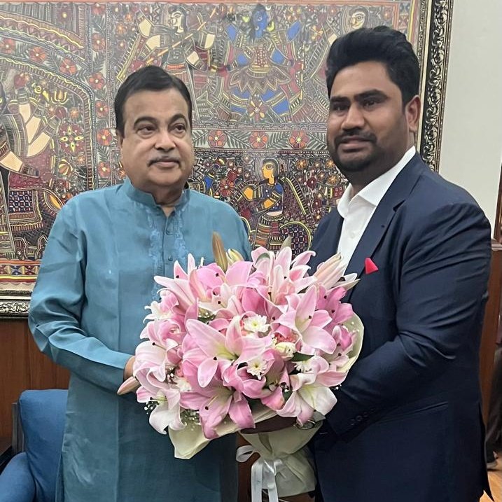 sscharles's tweet photo. Strengthening India's Digital Infrastructure: Had the privilege to meet Shri Nitin Gadkari @nitin_gadkari ji, Hon'ble Minister of Road Transport and Highways @MORTHIndia, along with Mr. Jesús Adolfo Gutiérrez Sánchez (MD, Global Hitachi @Hitachi Rail GTS Mexico), Mr. Pankaj Bhatia (MD, @HitachiSysIndia Hitachi Rail GTS India), Mr. Yushi Akiyama @YushiAkiyama (COO, Hitachi India), and other esteemed delegates to discuss the rollout of the Integrated FASTag-ANPR Multi Lane Free Flow Tolling System. @FASTag_NETC

This strategic collaboration with Hitachi -a $64.6B global leader employing ~268,000 professionals-  marks a major step in transforming tolling and highway mobility in India. Together, we're enabling:
✅ Seamless, cashless tolling
✅ Real-time traffic management
✅ World-class digital transport infrastructure 

Excited to drive innovation in India's mobility ecosystem through this next-gen tolling initiative.

#Digitallndia #SmartMobility #Publiclnfra #HitachiRail #FASTag