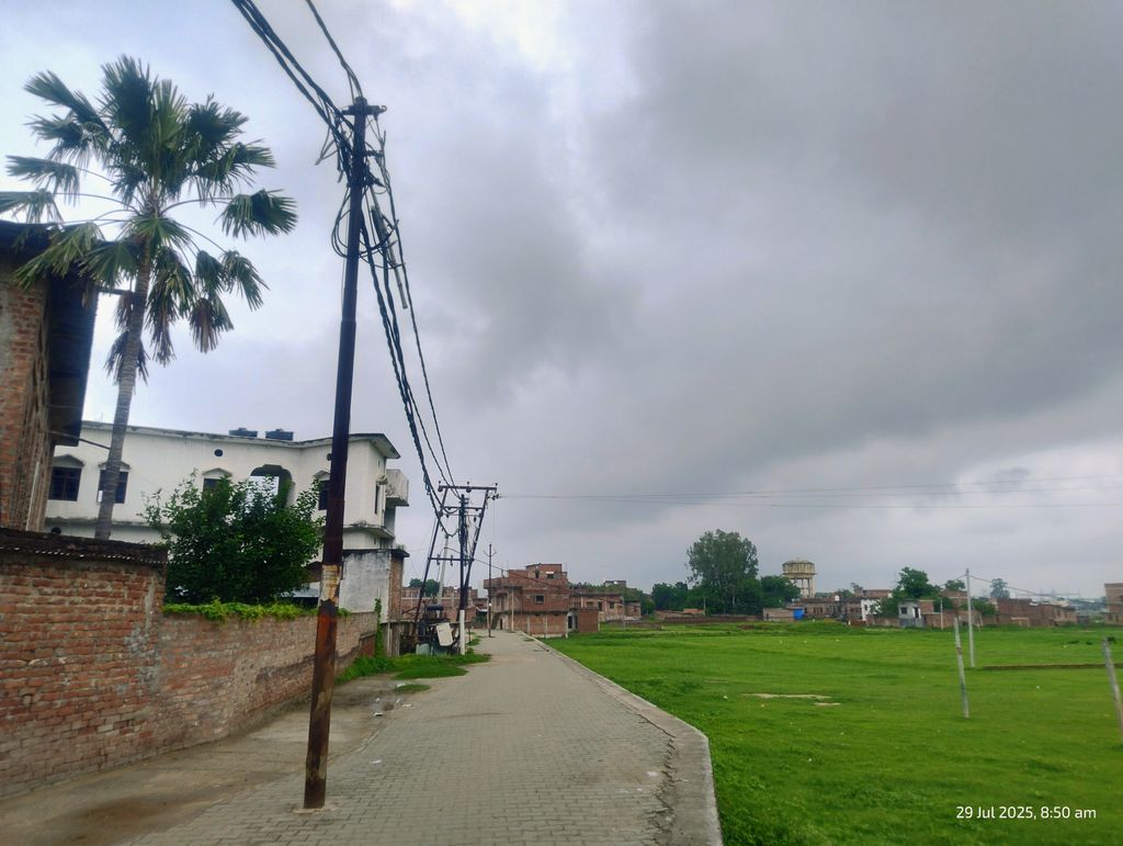 Our user Mohammad Amjad shared these rainy day views from Azamgarh with grey skies all around. Have you captured the rain in your area? Send us your best shots! weatherandradar.in/upload/