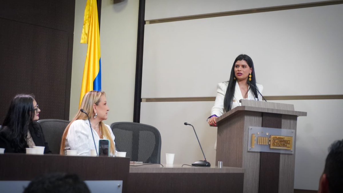 Agradezco a la concejala <a href="/Donka_At/">Donka Atanassova Iakimova</a> y al senador <a href="/albertobemo/">Alberto Benavides Mora</a> por su coherencia y su compromiso con las causas que defendemos. Su respaldo nos confirma que no estamos solas en esta labor de tejer la memoria y de insistir en la palabra como herramienta de transformación social.