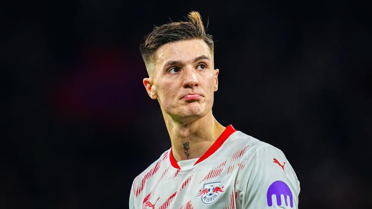 Dear United fans of two strikers who do you prefer we sign..me I like both but I go sesko for long-term project. his shot power is fantastic and Aerial superiority is also on another level. #MUFC