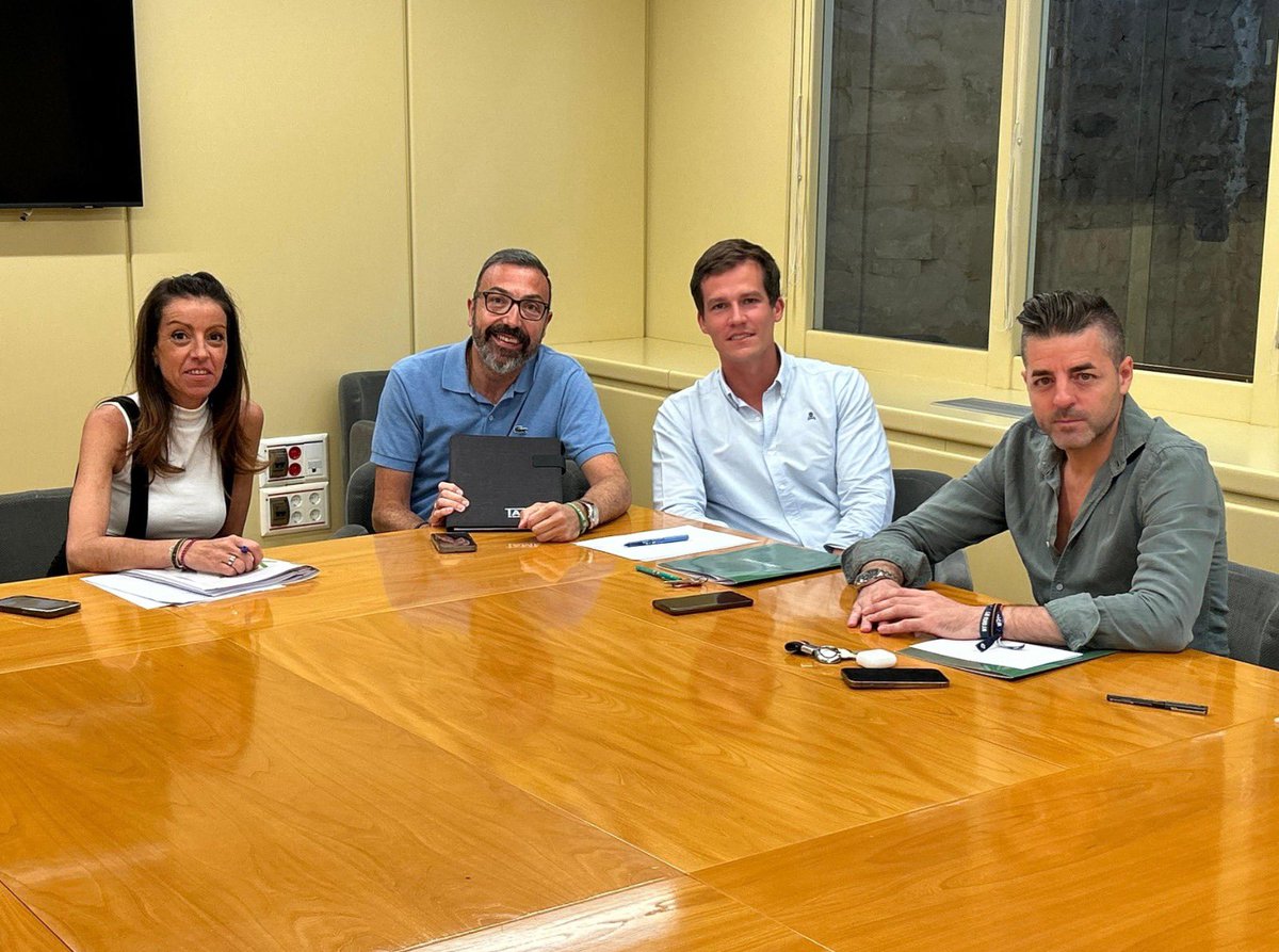 Tercera reunión con el <a href="/gpvoxlarioja/">Grupo Parlamentario VOX en La Rioja</a> <a href="/AngelAldaPerez1/">Ángel Alda Pérez</a> junto con <a href="/VoxLogrono/">VOXLogroño</a> <a href="/Mary_alonso_23/">María</a>. Después de la gran noticia que ayer publicó Europa Press acerca de la moción que ayer presentó este grupo en el Pleno del Ayuntamiento de Logroño, hoy nos reunimos de nuevo.