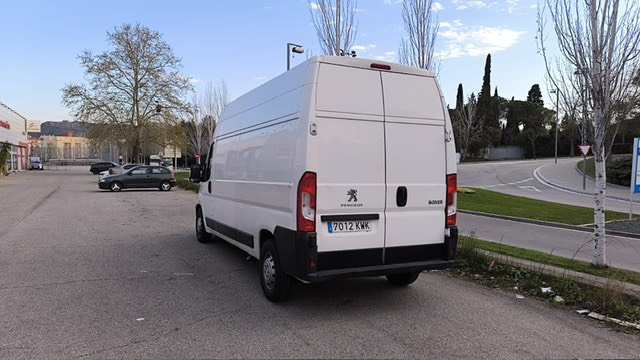 Furgoneta robada a Martorell amb matrícula 7012KWK. Si us plau compartiu.