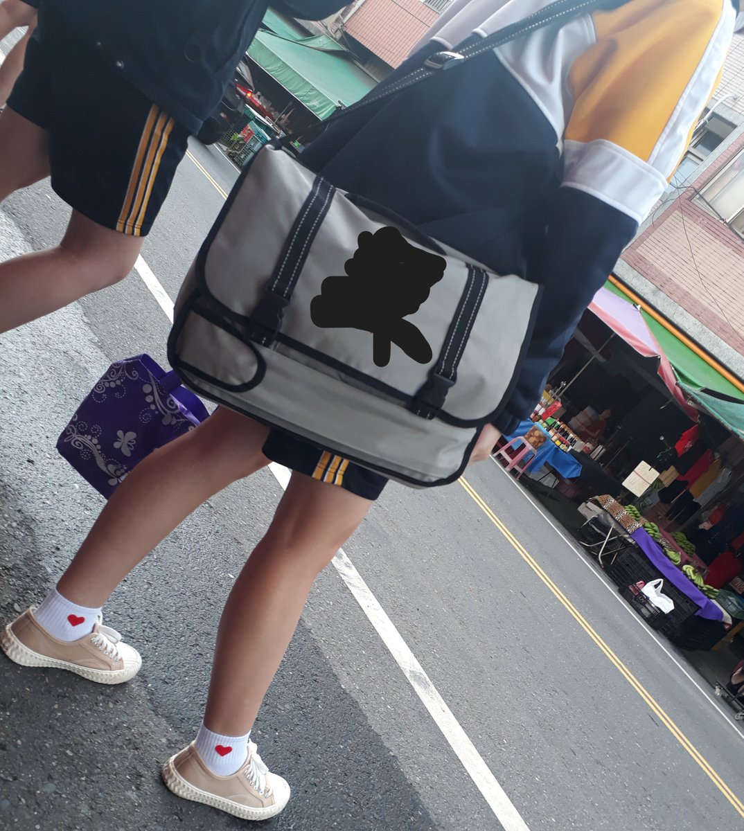 tpssvijy's tweet photo. #街拍美腿 #美腿 #街拍 #偷拍 #学生 #制服 #腿控 #帆布鞋 https://t.co/qg93xnmz0n