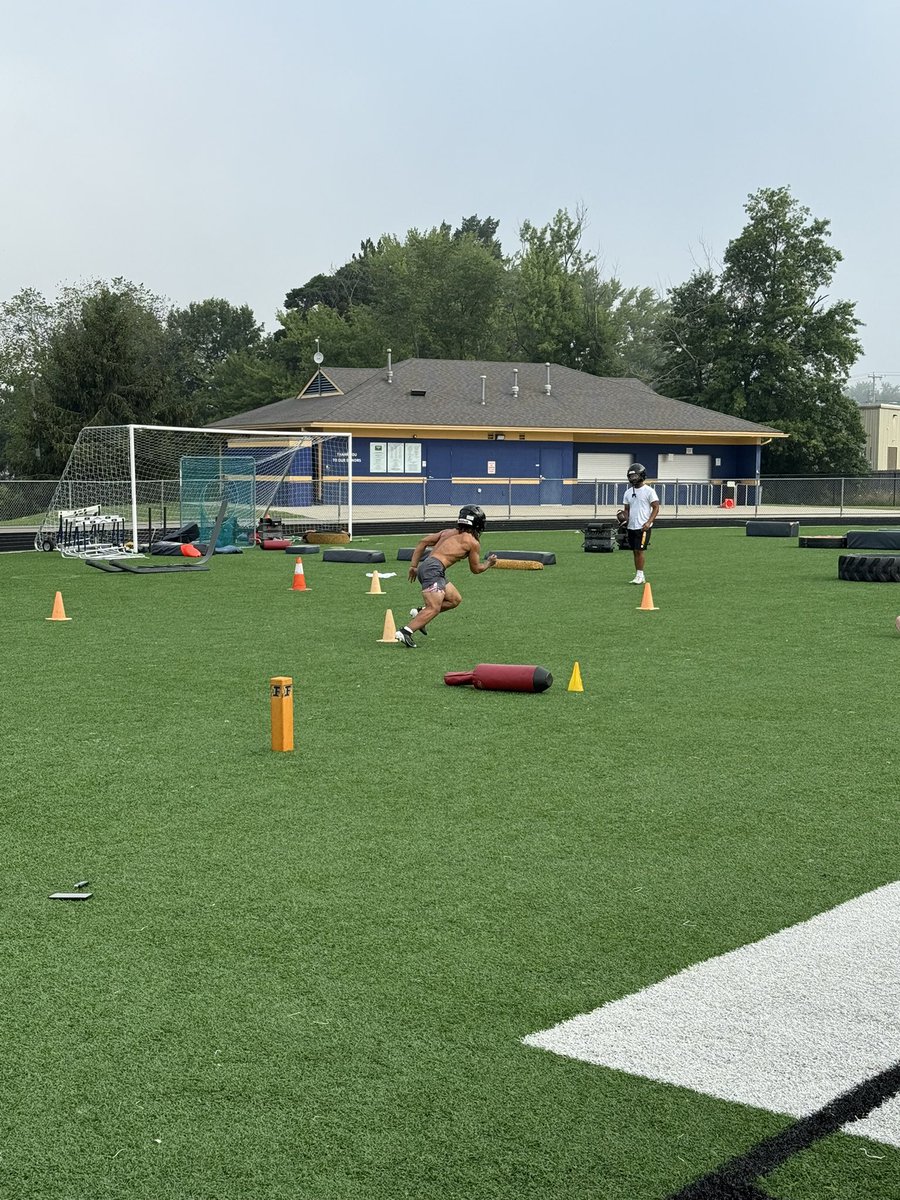 Darwin Dixon (@darwind2) on Twitter photo Off week but top linebackers getting that early work <a href="/MarioBoatwrigh/">Omario “ Mario ”Boatwright</a> @JM_2010 Off week but top linebackers getting that early work <a href="/MarioBoatwrigh/">Omario “ Mario ”Boatwright</a> @JM_2010