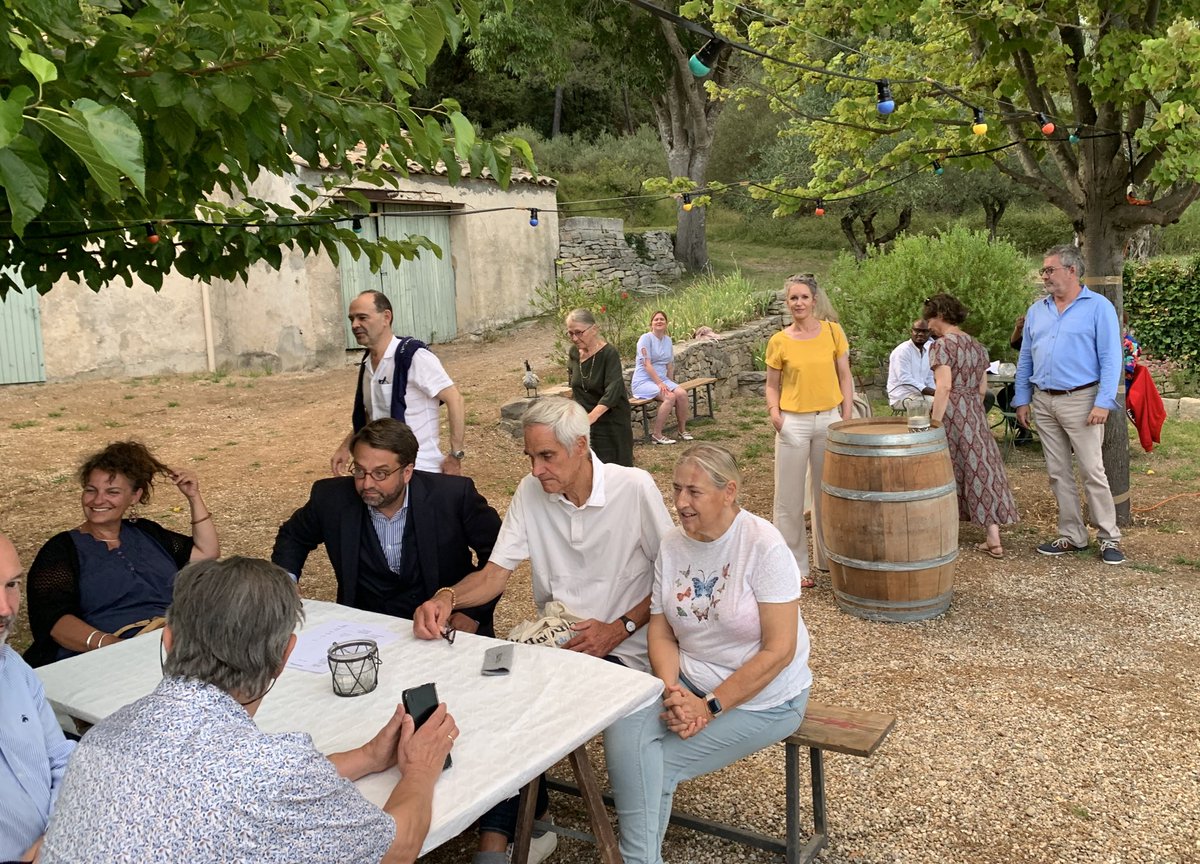 AmisMasMathieu's tweet photo. Rencontres d’été(4). Après conférence #IA avec @EMoyrand @LaGravette #Corconne et apéritif dans vignes #Carnas, dîner au mas Mathieu #Gailhan. 50 participants: (#CoupoSanto, musique,@RepMontmartre, expo peintures @JMCambaceres, tombola).Convivialité et contacts porteurs d’avenir. https://t.co/jgyE6YQIvd